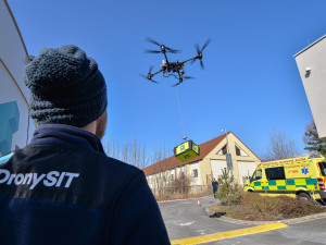 Transport zdravotnického materiálu pomocí dronů pro záchrannou službu testuje jako první v ČR unikátní projekt