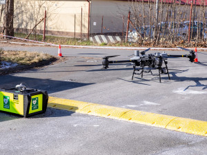 Transport zdravotnického materiálu pomocí dronů pro záchrannou službu testuje jako první v ČR unikátní projekt