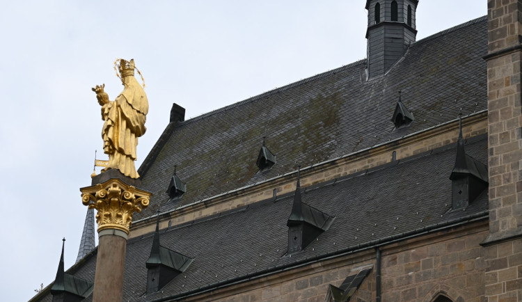 Krytina a krov katedrály jsou v havarijním stavu, dělníci budou muset vyměnit i odlamující se břidlicovou krytinu