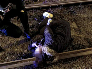 VIDEO: Totálně opilá žena usnula přímo v tramvajovém kolejišti, hlavu měla dokonce na jedné z kolejnic