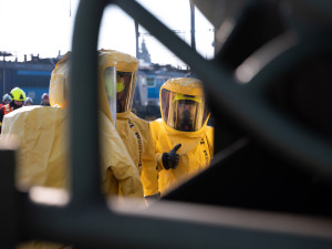 VIDEO: Drážní hasiči nacvičovali zásah, kdy z poškozené cisterny unikala nebezpečná kyselina octová