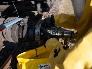 VIDEO: Drážní hasiči nacvičovali zásah, kdy z poškozené cisterny unikala nebezpečná kyselina octová