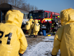 VIDEO: Drážní hasiči nacvičovali zásah, kdy z poškozené cisterny unikala nebezpečná kyselina octová