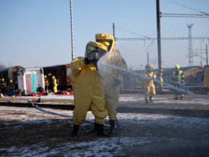 VIDEO: Drážní hasiči nacvičovali zásah, kdy z poškozené cisterny unikala nebezpečná kyselina octová