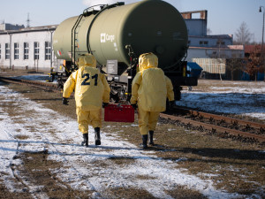VIDEO: Drážní hasiči nacvičovali zásah, kdy z poškozené cisterny unikala nebezpečná kyselina octová