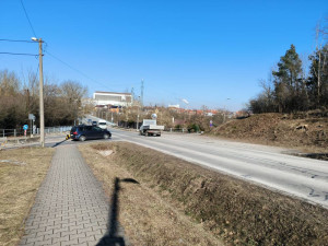 Kácení velkých stromů u Výsluní znepokojilo řadu občanů. Na místě se připravuje přestavba důležité křižovatky