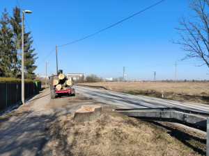 Kácení velkých stromů u Výsluní znepokojilo řadu občanů. Na místě se připravuje přestavba důležité křižovatky