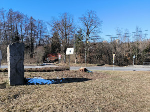 Kácení velkých stromů u Výsluní znepokojilo řadu občanů. Na místě se připravuje přestavba důležité křižovatky