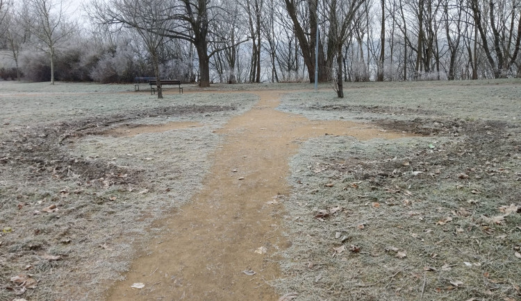 Rozšíření dětského hřiště, nebo květinové záhony? Obyvatelé si mohou vybrat, jak bude vypadat jejich park