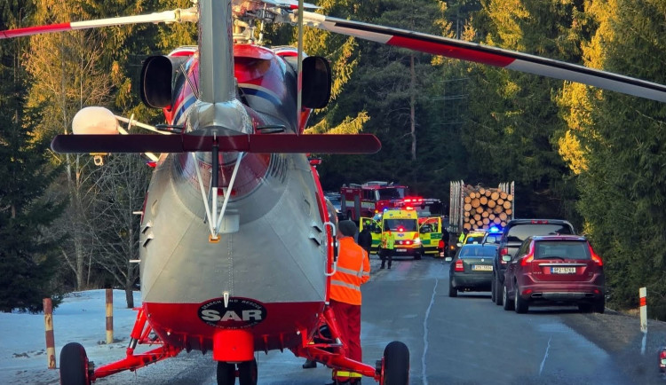 Velmi vážná nehoda na Šumavě. Osobní automobil zůstal po střetu zaklíněný pod kabinou náklaďáku