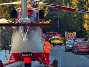 Velmi vážná nehoda na Šumavě. Osobní automobil zůstal po střetu zaklíněný pod kabinou náklaďáku