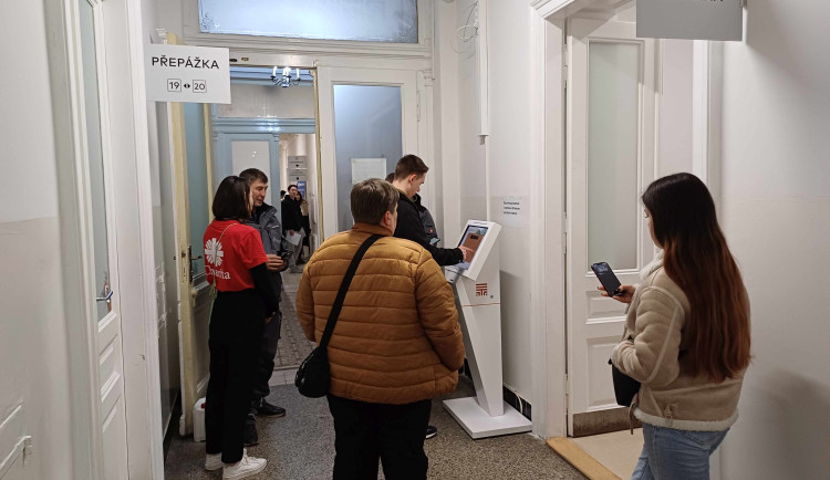 Diecézní charita loni poskytla v Plzni 15 000 asistencí ukrajinským uprchlíkům při vyřizování úředních záležitostí