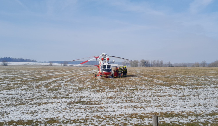 Z místa nehody transportoval vrtulník letecké záchranky dvě vážně zraněné osoby