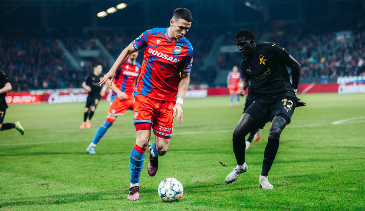 Fotbalisté Slavie díky Chorému vyhráli v Plzni 3:1 a vedou ligu už o 13 bodů
