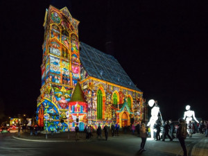 Významná výročí města Plzeň oslaví s obřími světelnými loutkami. Program doplní videomapping