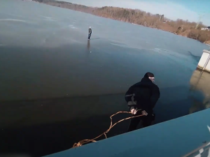 VIDEO: Řidič prchal před strážníky přes zamrzlou přehradu, měl k tomu hned dva důvody