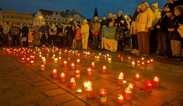 Výročí invaze na Ukrajinu si lidé připomněli také v Plzni, modlitbou v katedrále i shromážděním