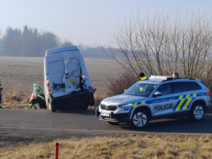 Vlak smetl ráno na železničním přejezdu dodávku. Odražené vozidlo skončilo mimo silnici v příkopu