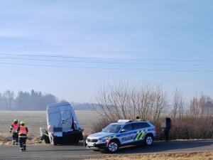 Vlak smetl ráno na železničním přejezdu dodávku. Odražené vozidlo skončilo mimo silnici v příkopu