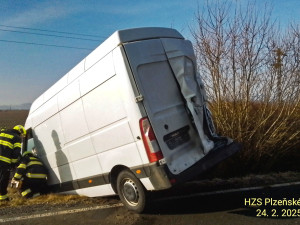 Vlak smetl ráno na železničním přejezdu dodávku. Odražené vozidlo skončilo mimo silnici v příkopu