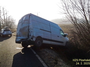 Vlak smetl ráno na železničním přejezdu dodávku. Odražené vozidlo skončilo mimo silnici v příkopu
