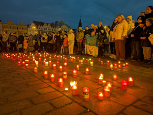 Výročí invaze na Ukrajinu si lidé připomněli také v Plzni, modlitbou v katedrále i shromážděním