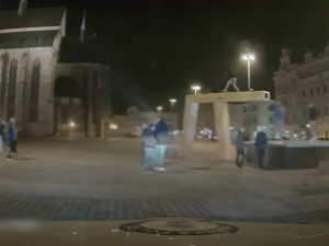 VIDEO: Mladík si z kašny udělal prolézačku, policie ho načapala přímo na velbloudovi