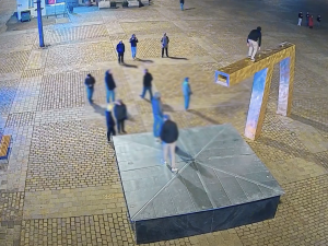 VIDEO: Mladík si z kašny udělal prolézačku, policie ho načapala přímo na velbloudovi