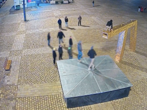 VIDEO: Mladík si z kašny udělal prolézačku, policie ho načapala přímo na velbloudovi