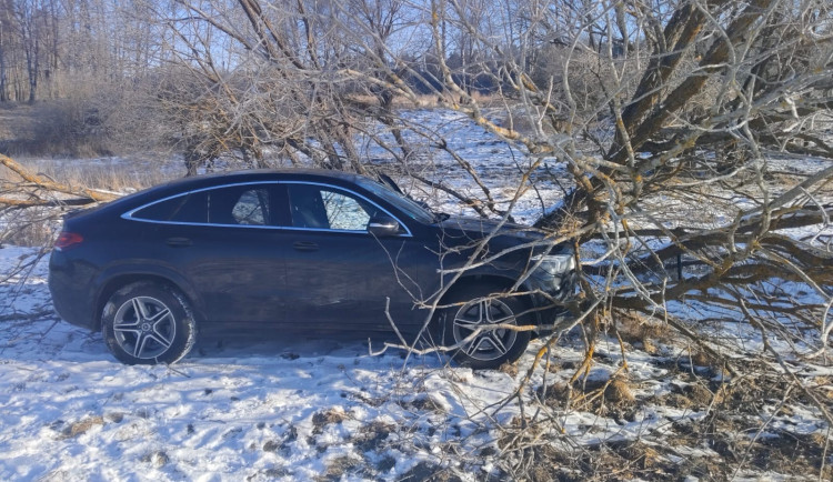 VIDEO: S kradeným vozem značky Mercedes ujížděl zdrogovaný cizinec přes hranici před německými policisty