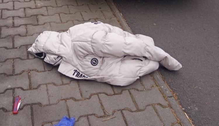 VIDEO: Muž s nožem vyhrožoval na stavbě dělníkovi. Městská policie zveřejnila záběry jeho zadržení