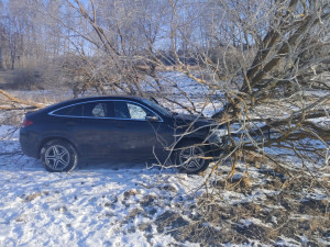 VIDEO: S kradeným vozem značky Mercedes ujížděl zdrogovaný cizinec přes hranici před německými policisty