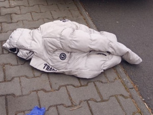 VIDEO: Muž s nožem vyhrožoval na stavbě dělníkovi. Městská policie zveřejnila záběry jeho zadržení