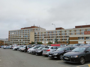 FN Plzeň: O problému s parkováním víme, prioritou je ale rozvoj zdravotnických služeb