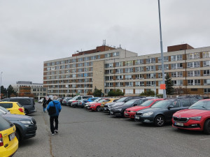 FN Plzeň: O problému s parkováním víme, prioritou je ale rozvoj zdravotnických služeb