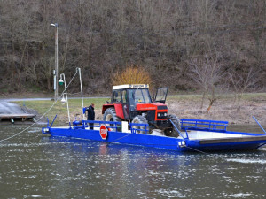 Slavný přívoz přes Berounku v Darové je v provozu celoročně. Převeze dva osobáky nebo auto do osmi tun