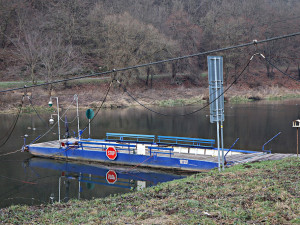 Slavný přívoz přes Berounku v Darové je v provozu celoročně. Převeze dva osobáky nebo auto do osmi tun