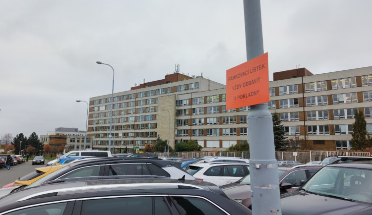 FN Plzeň: O problému s parkováním víme, prioritou je ale rozvoj zdravotnických služeb a odborných pracovišť