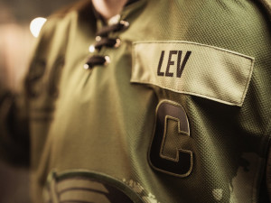 Hokejisté nastoupí ve speciálních dresech s vojenskými prvky, připomenou si tak 80. výročí osvobození Plzně