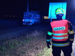 Vlak v Plzni srazil a usmrtil mladého muže, provoz na trati stál přes tři hodiny