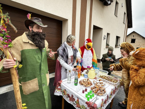 VIDEO: Pestrý masopust v malebném pošumavském příhraniční ve znamení koblih, vošouchů, báče a tlačenky