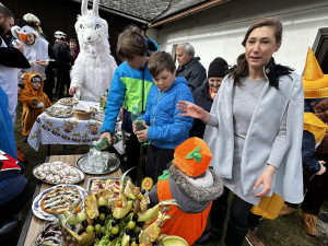 VIDEO: Pestrý masopust v pošumavském příhraničí ve znamení koblih, vošouchů, báče a tlačenky