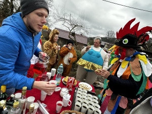 VIDEO: Pestrý masopust v pošumavském příhraničí ve znamení koblih, vošouchů, báče a tlačenky