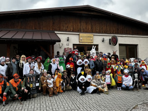 VIDEO: Pestrý masopust v pošumavském příhraničí ve znamení koblih, vošouchů, báče a tlačenky