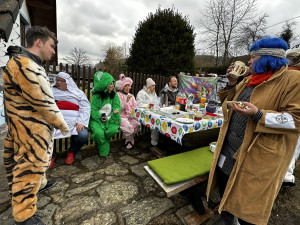 VIDEO: Pestrý masopust v pošumavském příhraničí ve znamení koblih, vošouchů, báče a tlačenky