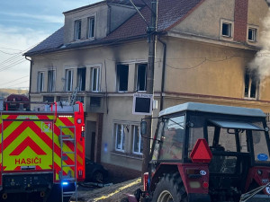 Hasiči zachraňovali pomocí žebříku nájemníky domu, které tam uvěznil požár jednoho bytu
