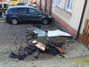 Hasiči zachraňovali pomocí žebříku nájemníky domu, které tam uvěznil požár jednoho bytu