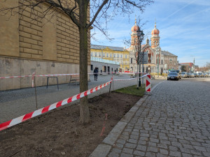 Pod divadlem bude příjemnější posezení, iniciátorem proměny části pěší zóny je místní majitel kavárny