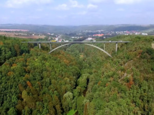 Stavba nejvyššího silničního mostu v Česku přijde na 571 milionů. Bude ve výšce 87 metrů nad hladinou Střely