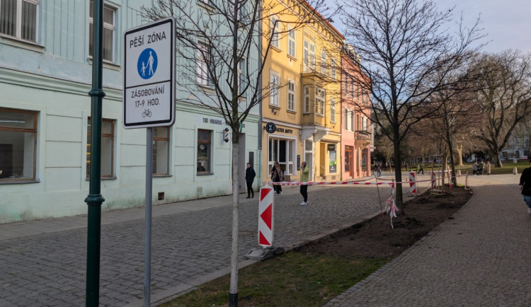 Pod divadlem bude příjemnější posezení, iniciátorem proměny části pěší zóny je místní majitel kavárny